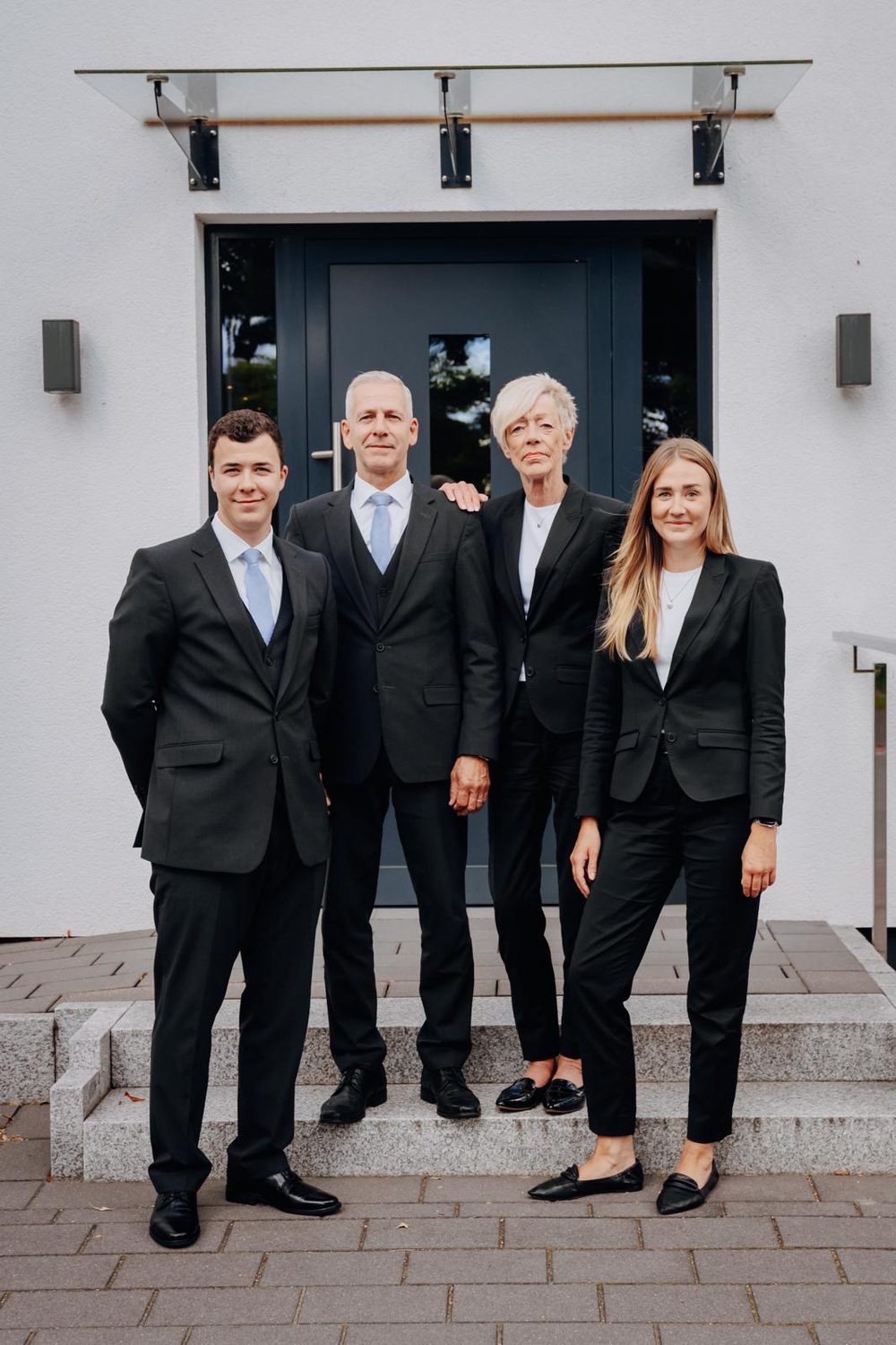 Familie Huß vor dem Bestattungshaus